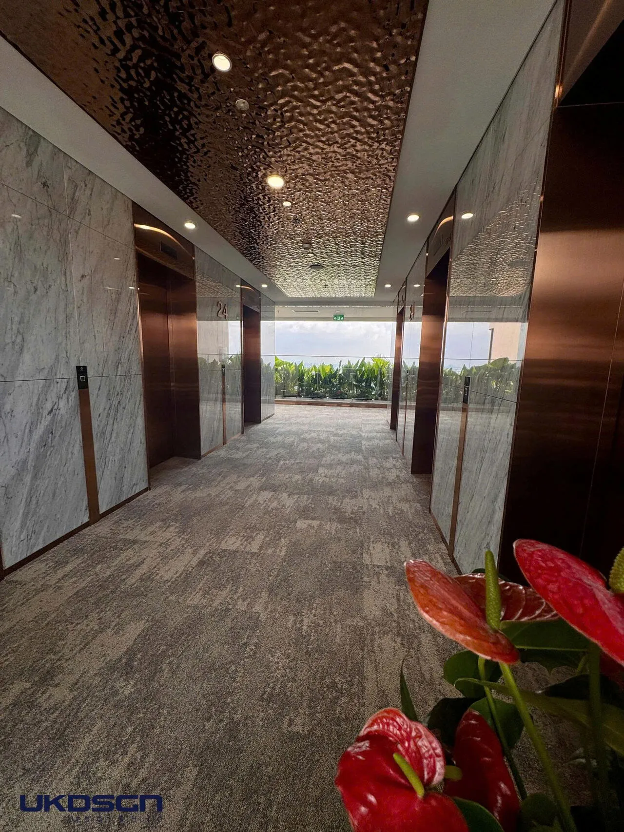 Hoa đẹp rất hợp không gian. Tổng thầu UKDSGN. Thầu phụ sàn thảm Phát Đạt Group