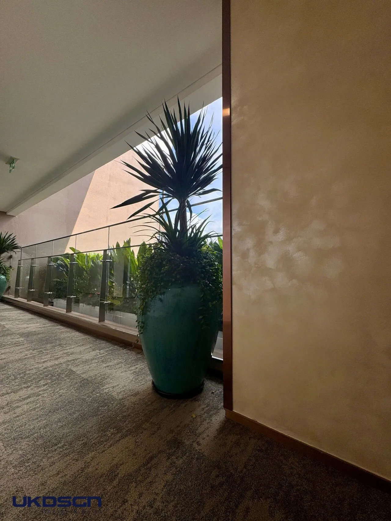 Dòng thảm tấm vuông Newflor màu beige đẹp. Tổng thầu UKDSGN. Thầu phụ sàn thảm Phát Đạt Group