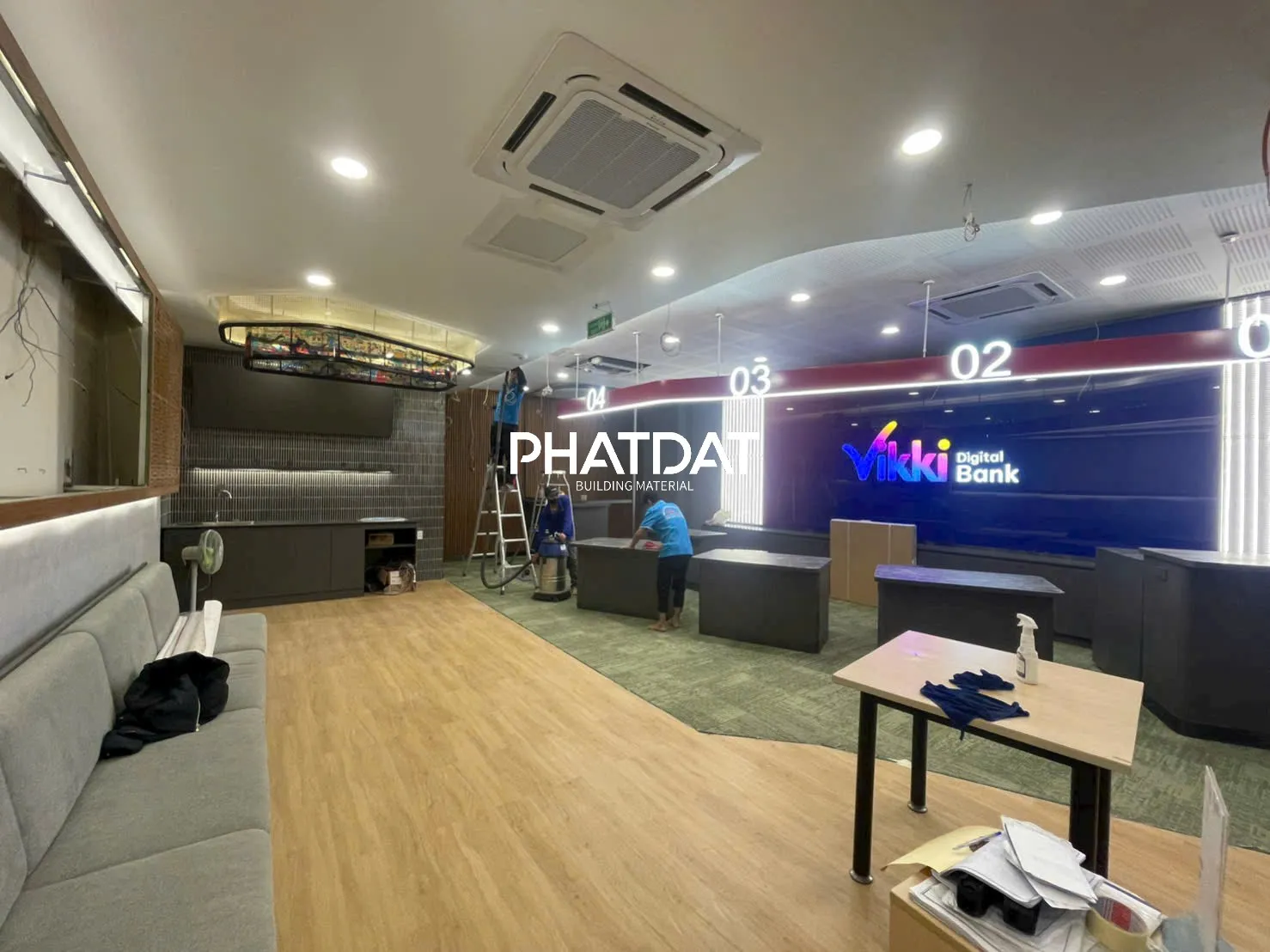 Thi công sàn vinyl LVT Vikki Bank HCMC