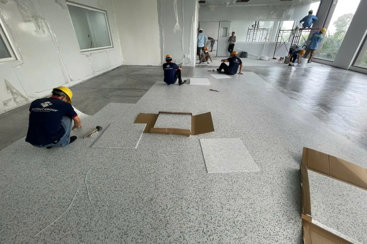 Thi công sàn vinyl chống tĩnh điện esd tile cho nhà máy Samsung - Phát Đạt group