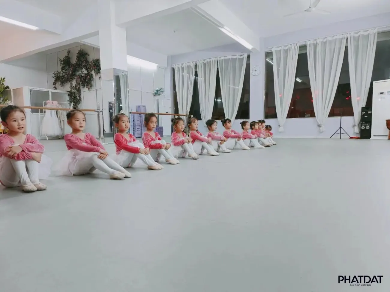 Sàn múa vinyl 5mm nền dạng cuộn - Phát Đạt Group