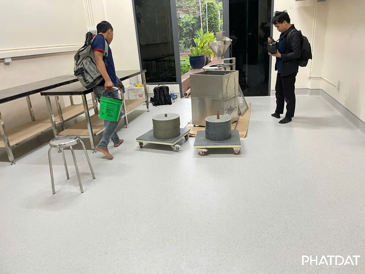 thi công sàn vinyl kháng khuẩn đồng chất Phát Đạt Group