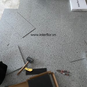 sàn vinyl hèm khóa dẻo 5li xám đậm